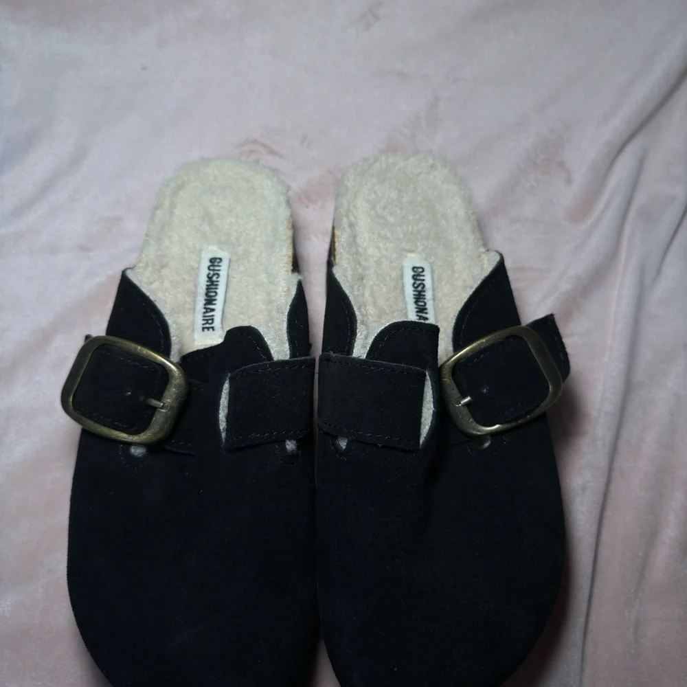 Cushionaire Black Mules with Buckle - Picture 2 of 4